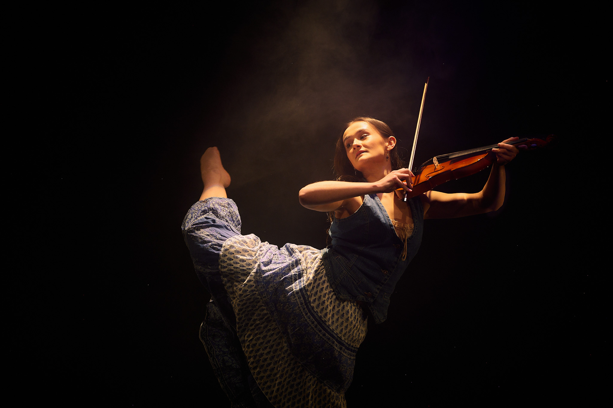 Busk image - female dancer with violin